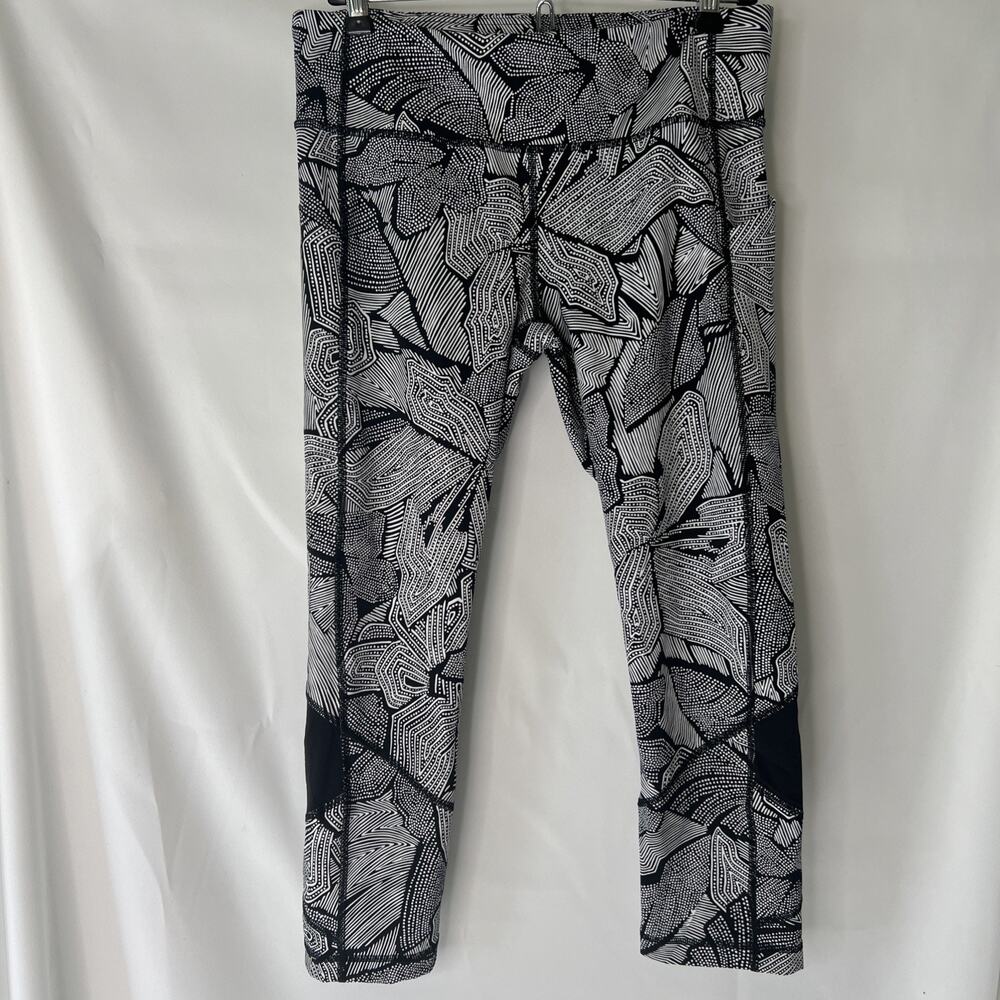 Lululemon Size 8 Pace Rival Crop Full-On Luxtreme in Dottie Tribe White/Black